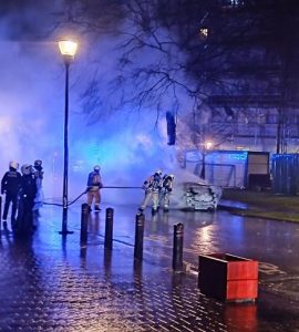 Lourd bilan du Réveillon à Bruxelles : voitures brûlées, pétards explosifs, arrestations… et une main arrachée ! Photos et vidéos à Molenbeek