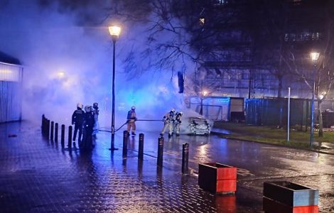 Lourd bilan du Réveillon à Bruxelles : voitures brûlées, pétards explosifs, arrestations… et une main arrachée ! Photos et vidéos à Molenbeek