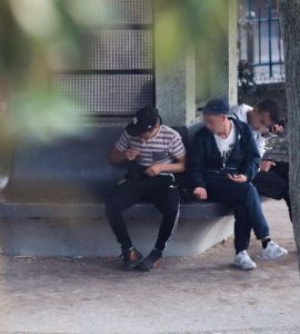 Paris : six hommes jugés pour avoir drogué et poussé des enfants des rues à voler les touristes au Trocadéro
