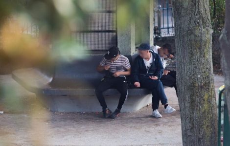 Paris : six hommes jugés pour avoir drogué et poussé des enfants des rues à voler les touristes au Trocadéro