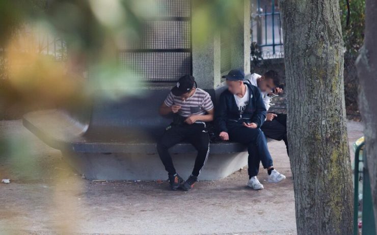 Paris : six hommes jugés pour avoir drogué et poussé des enfants des rues à voler les touristes au Trocadéro