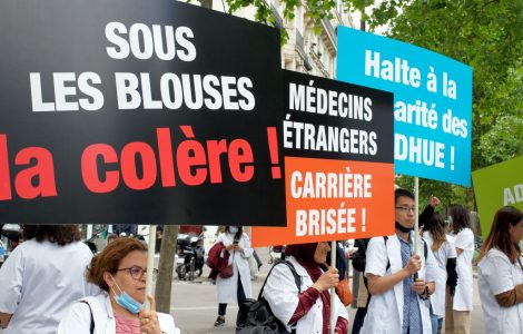 Les médecins à diplôme étranger n'ayant pas réussi un concours vont pouvoir continuer de travailler, annonce le gouvernement