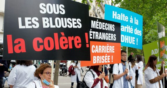 Les médecins à diplôme étranger n'ayant pas réussi un concours vont pouvoir continuer de travailler, annonce le gouvernement