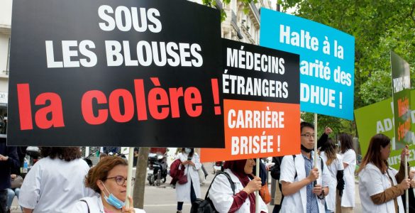 Les médecins à diplôme étranger n'ayant pas réussi un concours vont pouvoir continuer de travailler, annonce le gouvernement