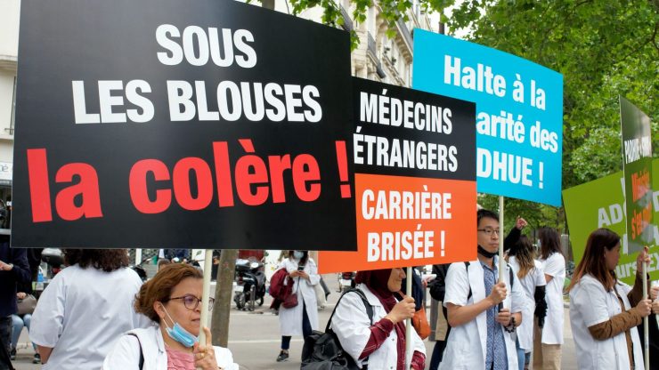 Les médecins à diplôme étranger n'ayant pas réussi un concours vont pouvoir continuer de travailler, annonce le gouvernement