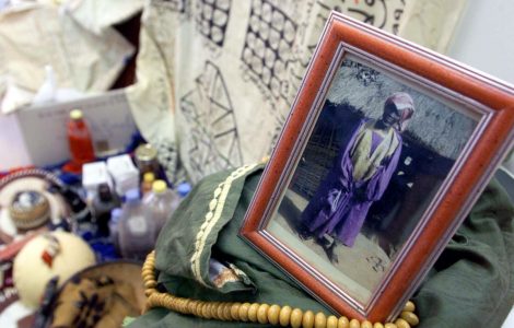 Un Camerounais appliquait une crème magique sur sa verge afin de pénétrer sa belle-fille, laquelle était ensorcelée : son procès a lieu à Mons