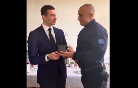 Bardella reçoit une médaille d'une compagnie de CRS, "mécontent" Darmanin demande un rapport