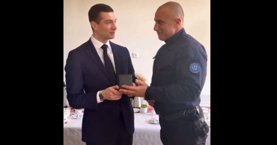 Bardella reçoit une médaille d'une compagnie de CRS, "mécontent" Darmanin demande un rapport