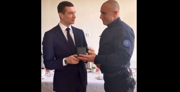 Bardella reçoit une médaille d'une compagnie de CRS, "mécontent" Darmanin demande un rapport