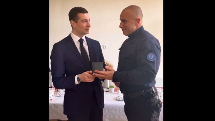 Bardella reçoit une médaille d'une compagnie de CRS, "mécontent" Darmanin demande un rapport