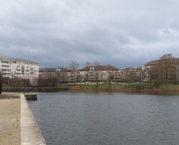 Trois personnes jetées dans les eaux froides du lac de Créteil : le « serial pousseur » recherché par la police