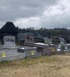 Après les calvaires, de nouveaux tags sur une cinquantaine de tombes en Dordogne