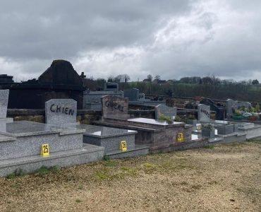 Après les calvaires, de nouveaux tags sur une cinquantaine de tombes en Dordogne