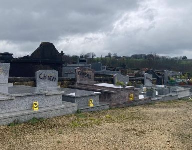 Après les calvaires, de nouveaux tags sur une cinquantaine de tombes en Dordogne