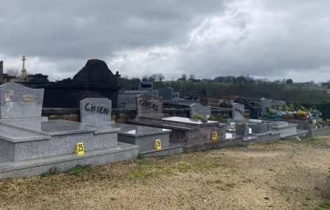 Après les calvaires, de nouveaux tags sur une cinquantaine de tombes en Dordogne