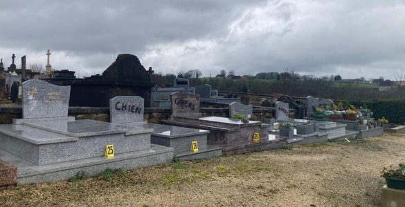Après les calvaires, de nouveaux tags sur une cinquantaine de tombes en Dordogne