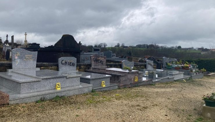 Po utrpení byly nové štítky na asi padesáti hrobech v Dordogne