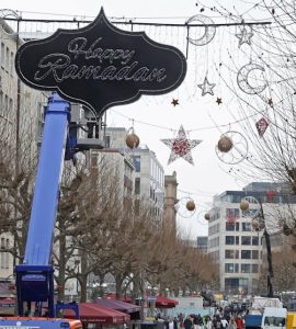 In Frankfurts FußgängerzoneErste deutsche Stadt hängt Ramadan-Beleuchtung auf