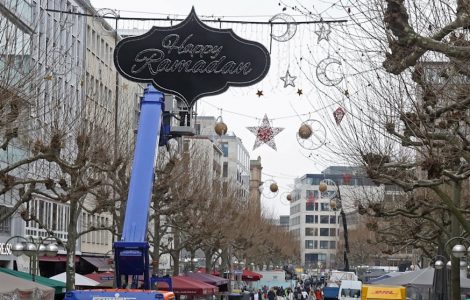 In Frankfurts FußgängerzoneErste deutsche Stadt hängt Ramadan-Beleuchtung auf