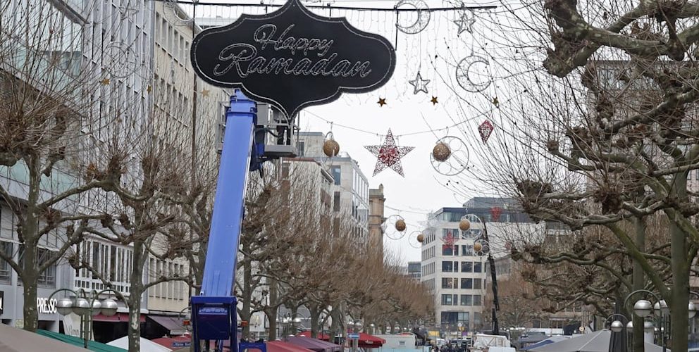 In Frankfurts FußgängerzoneErste deutsche Stadt hängt Ramadan-Beleuchtung auf