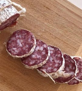 Un Rémois frappe toute sa famille à cause d’un saucisson trouvé dans le réfrigérateur