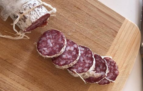 Un Rémois frappe toute sa famille à cause d’un saucisson trouvé dans le réfrigérateur