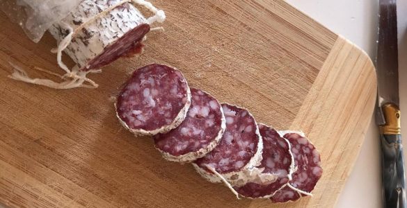 Un Rémois frappe toute sa famille à cause d’un saucisson trouvé dans le réfrigérateur