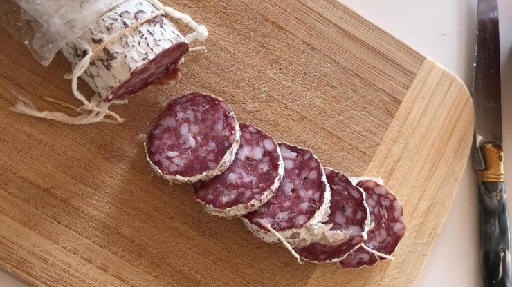 Un Rémois frappe toute sa famille à cause d’un saucisson trouvé dans le réfrigérateur