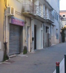 Vaison-la-romaine : une épicerie de nuit visée par des tirs à l’arme lourde, le maire réagit