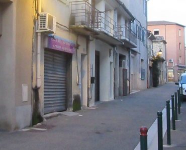 Vaison-la-romaine : une épicerie de nuit visée par des tirs à l’arme lourde, le maire réagit