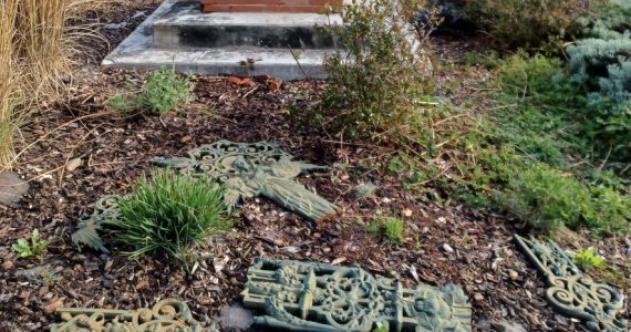 La croix du village de Lias brisée en 4 morceaux