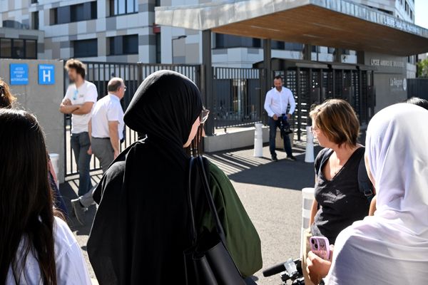 Des femmes voilées refoulées lors de portes ouvertes dans un collège d'Auxerre, le principal devra s'excuser