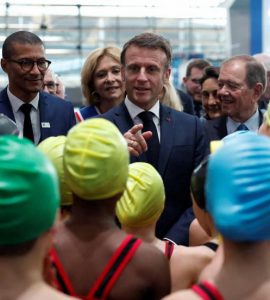Une fuite d'eau au Centre aquatique olympique lors de son inauguration par Emmanuel Macron
