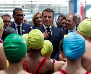 Une fuite d'eau au Centre aquatique olympique lors de son inauguration par Emmanuel Macron