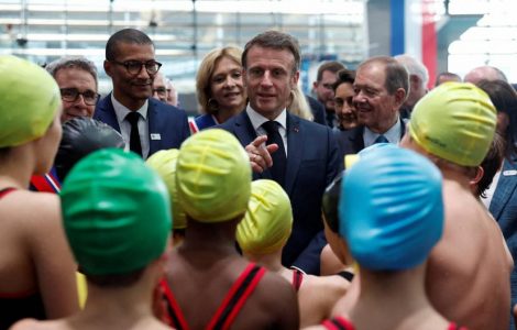 Une fuite d'eau au Centre aquatique olympique lors de son inauguration par Emmanuel Macron