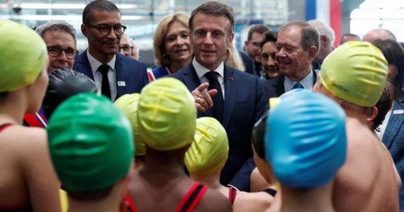 Une fuite d'eau au Centre aquatique olympique lors de son inauguration par Emmanuel Macron