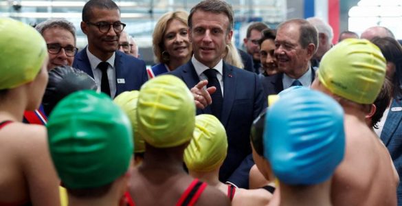 Une fuite d'eau au Centre aquatique olympique lors de son inauguration par Emmanuel Macron