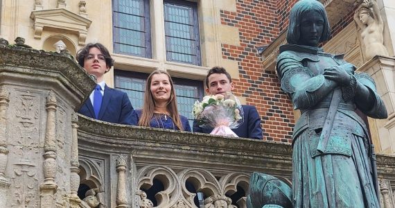 Fêtes de Jeanne d'Arc à Orléans : l'un des adolescents figurant un page est exclu, pour ses liens avec l'extrême droite