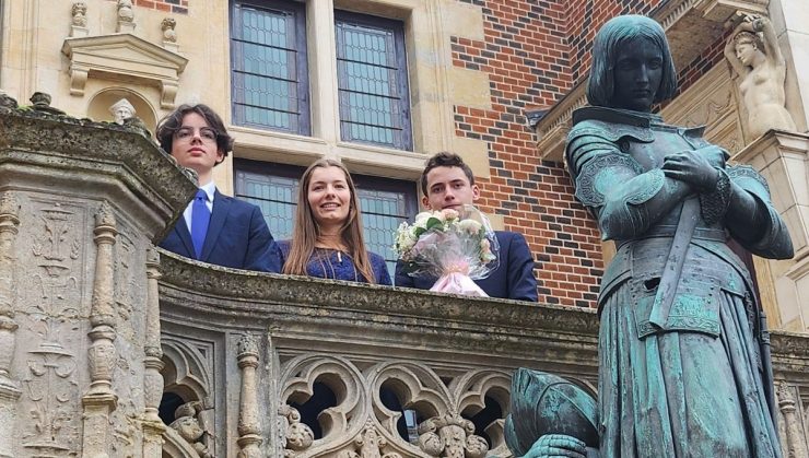 Fêtes de Jeanne d'Arc à Orléans : l'un des adolescents figurant un page est exclu, pour ses liens avec l'extrême droite