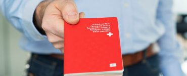 Pas de cadeau dans le Jura Un Français n'est pas naturalisé parce qu'il tond le gazon les jours fériés