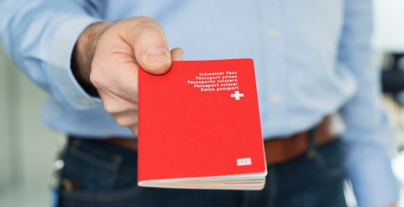 Pas de cadeau dans le Jura Un Français n'est pas naturalisé parce qu'il tond le gazon les jours fériés