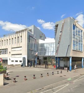 Saint-Ouen : une femme voilée s’introduit dans un lycée et demande à toutes les filles de porter le voile