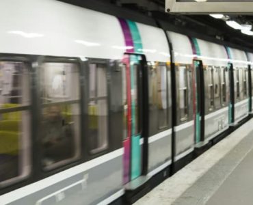 INFO BFMTV. Le Bourget: un homme grièvement blessé après une tentative de meurtre au couteau dans le RER B