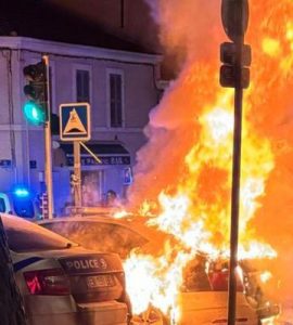 Des véhicules de polices incendiés devant le commissariat du 3ᵉ arrondissement de Marseille