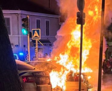 Des véhicules de polices incendiés devant le commissariat du 3ᵉ arrondissement de Marseille