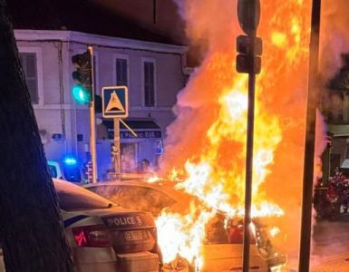 Des véhicules de polices incendiés devant le commissariat du 3ᵉ arrondissement de Marseille