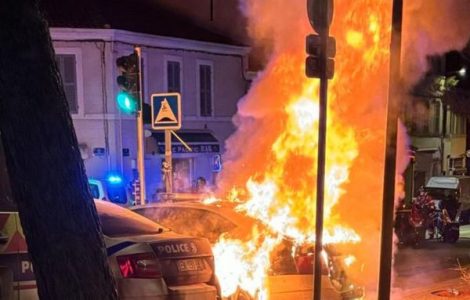 Des véhicules de polices incendiés devant le commissariat du 3ᵉ arrondissement de Marseille