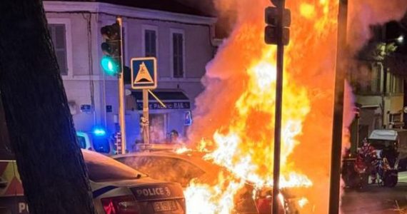 Des véhicules de polices incendiés devant le commissariat du 3ᵉ arrondissement de Marseille