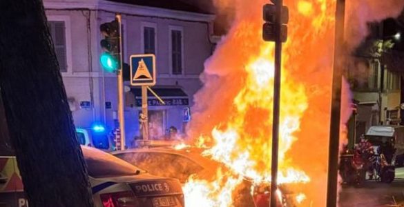 Des véhicules de polices incendiés devant le commissariat du 3ᵉ arrondissement de Marseille