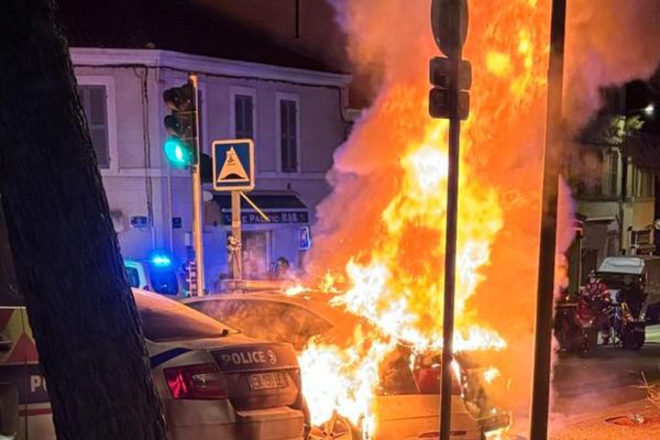 Des véhicules de polices incendiés devant le commissariat du 3ᵉ arrondissement de Marseille